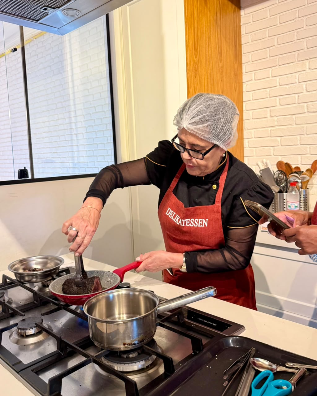 Aula prática de gastronomia na cozinha da Escola Delikatessen