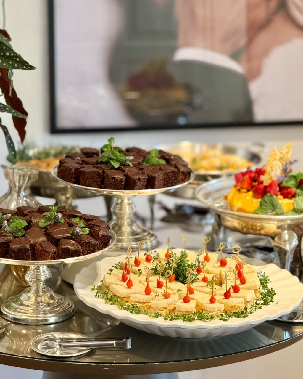 Mesa de buffet com doces e pequenas porções para eventos