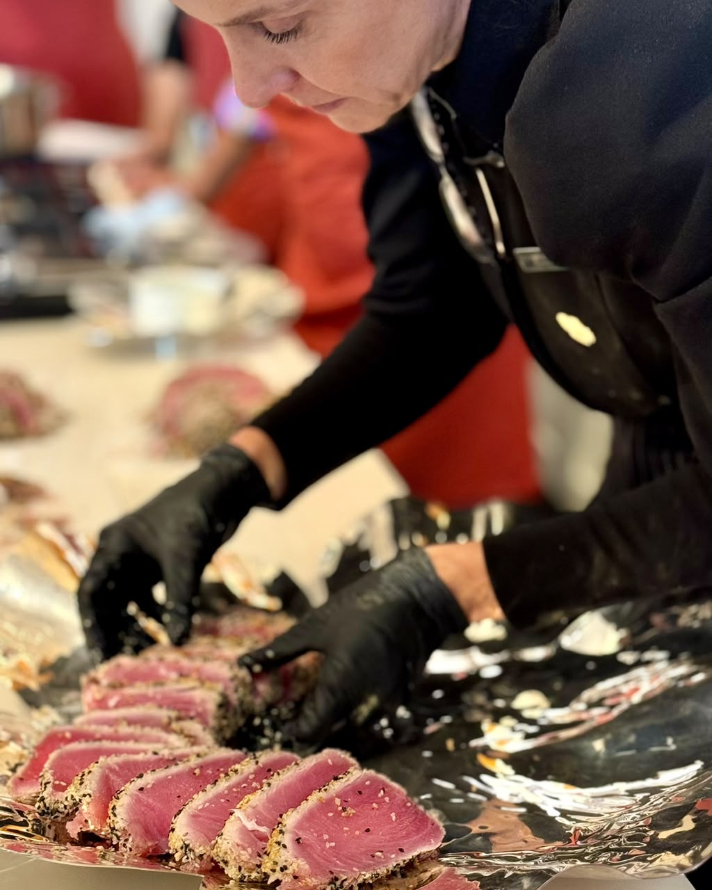 Preparo e apresentação de prato durante atividade de gastronomia