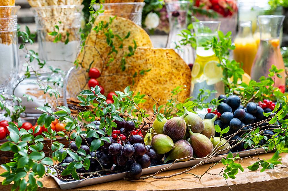 Encante seus convidados com um cardápio tropical para o verão
